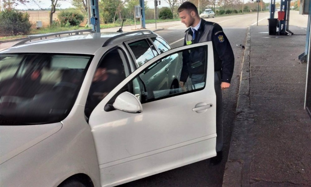Doi moldoveni depistaţi la volan la frontiera română, deşi aveau permise de conducere suspendate